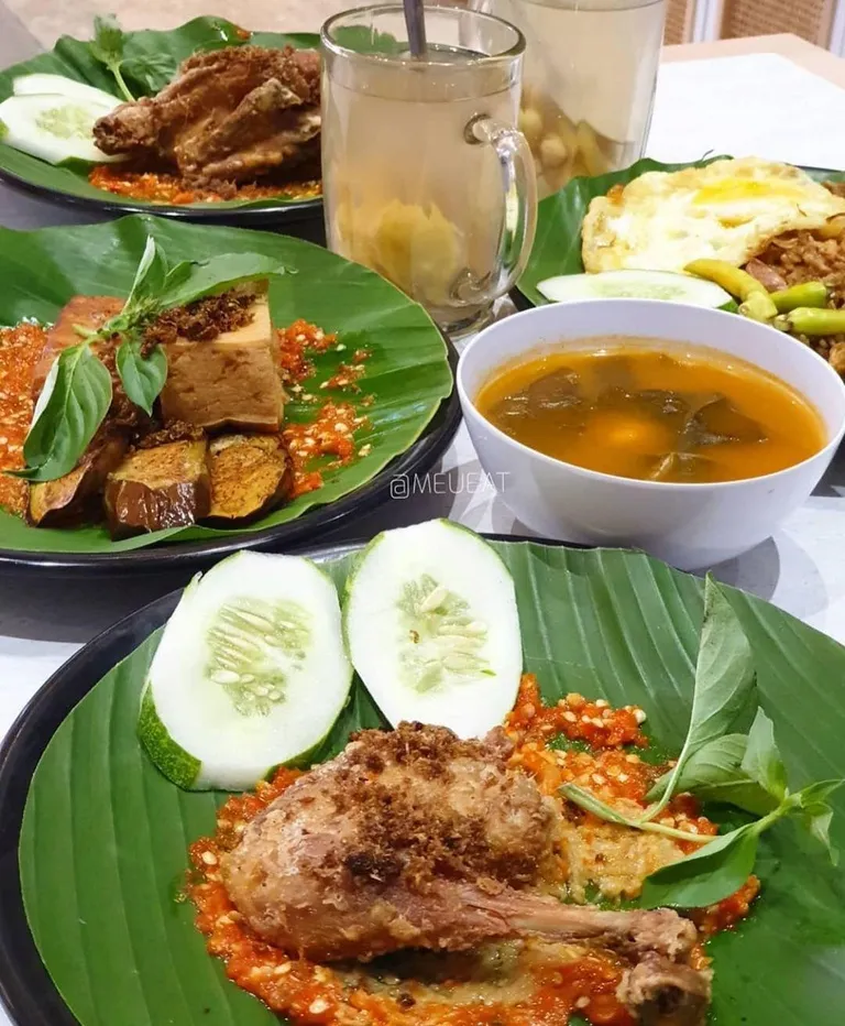 Bebek Muda Sambal Korek, 1. Bebek Goreng Kremes Sambal Pencit, 2. Sate Madura, 3. Ayam Lombok Ijo, 4. Bebek Putri Madura, 5. Ayam Jotos, 6. Nasi Goreng Bebek, 7. Bebek Goreng Sambal Thailand, 8. Bebek Muda Sambal Korek, 9. Nasi Bebek Putri Madura Pura-Pura, 10. Bebek Bakar Kremes