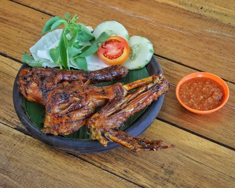 Bebek Bakar Kremes, 1. Bebek Goreng Kremes Sambal Pencit, 2. Sate Madura, 3. Ayam Lombok Ijo, 4. Bebek Putri Madura, 5. Ayam Jotos, 6. Nasi Goreng Bebek, 7. Bebek Goreng Sambal Thailand, 8. Bebek Muda Sambal Korek, 9. Nasi Bebek Putri Madura Pura-Pura, 10. Bebek Bakar Kremes