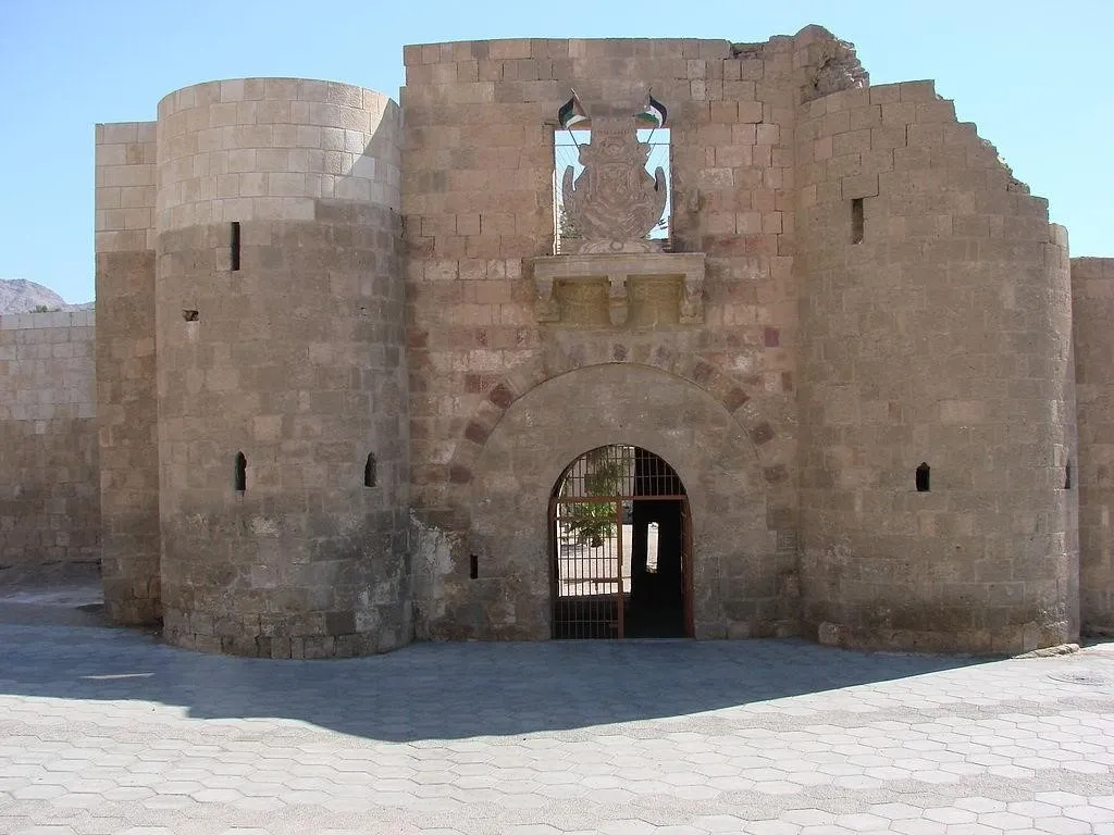 Benteng Aqaba, 1. Petra, 2. Laut Mati, 3. Wadi Rum, 4. Reruntuhan Jerash, 5. Kastil Ajloun, 6. Umm Qais, 7. Cagar Alam Al Mujib, 8. Benteng Aqaba, 9. Wadi bin Hammad, 10. Qasr al-Abd