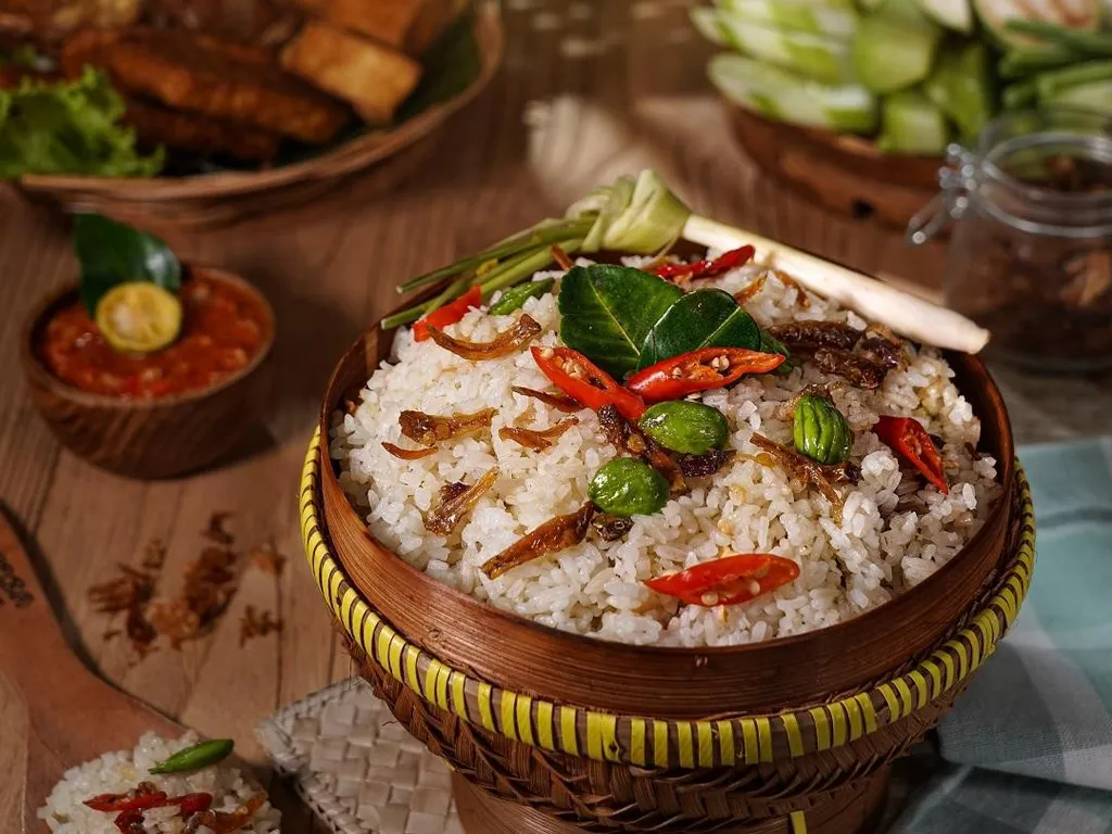 Beragam Olahan Nasi, 1. Asam dan Pedas, 2. Kuah Bening, 3. Menggunakan Sayur Mentah , 4. Menggunakan Bahan Ikan, 5. Bahan Masakan Difermentasi, 6. Menggunakan Bahan Dasar Bawang dan Kunyit, 7. Dibungkus Daun Pisang, 8. Beragam Olahan Nasi, 9. Menggunakan Bahan/Bumbu Saus Kacang , 10. Memiliki Tekstur Kenyal dan Lembut