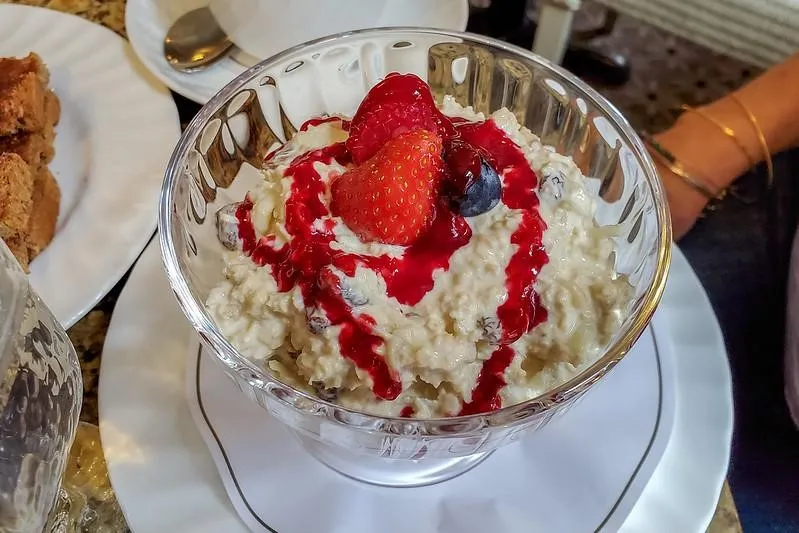 Bircher Müesli, 1. Fondue, 2. Cordon bleu, 3. Tartiflette, 4. Saffron Risotto, 5. Raclette, 6. Bircher Müesli, 7. Rösti, 8. Älplermagronen, 9. Malakoff, 10. Zürcher Geschnetzeltes