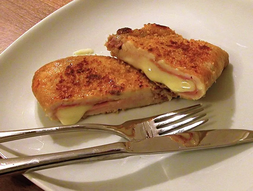 Cordon bleu, 1. Fondue, 2. Cordon bleu, 3. Tartiflette, 4. Saffron Risotto, 5. Raclette, 6. Bircher Müesli, 7. Rösti, 8. Älplermagronen, 9. Malakoff, 10. Zürcher Geschnetzeltes