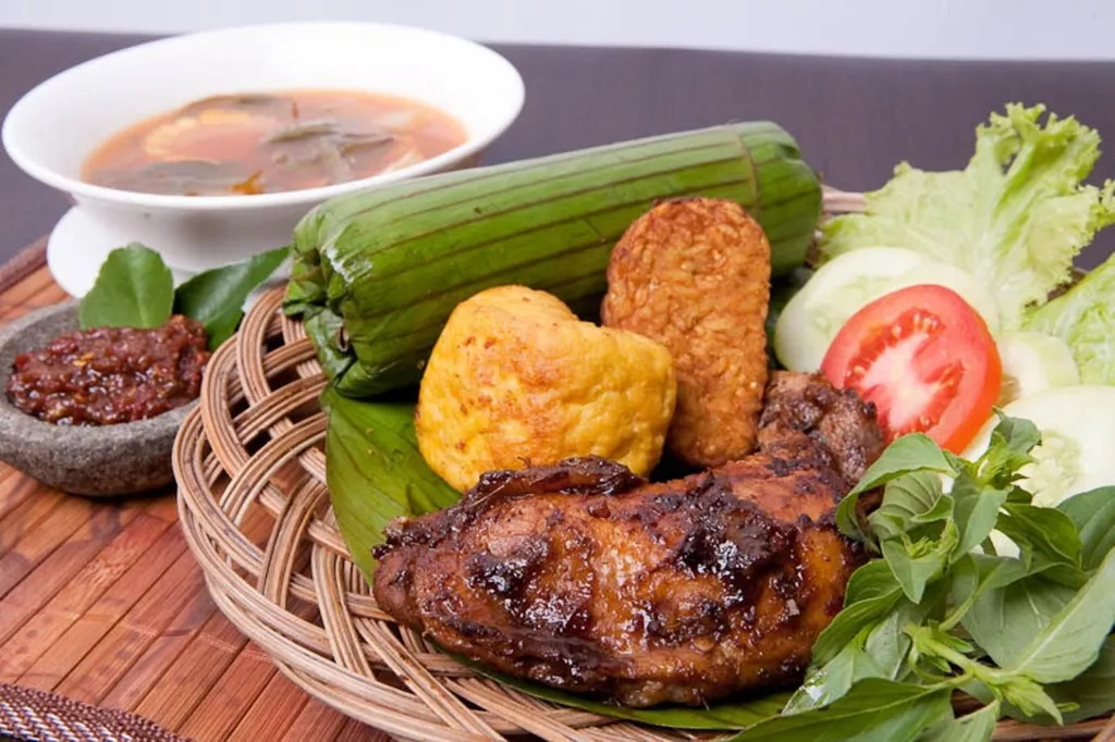 Dibungkus Daun Pisang, 1. Asam dan Pedas, 2. Kuah Bening, 3. Menggunakan Sayur Mentah , 4. Menggunakan Bahan Ikan, 5. Bahan Masakan Difermentasi, 6. Menggunakan Bahan Dasar Bawang dan Kunyit, 7. Dibungkus Daun Pisang, 8. Beragam Olahan Nasi, 9. Menggunakan Bahan/Bumbu Saus Kacang , 10. Memiliki Tekstur Kenyal dan Lembut