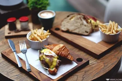 Egg Florentine, 1. Egg Florentine, 2. Egg Bonavista, 3. Lemon Cheesecake, 4. Thai Beef Salad , 5. Beef Lucucus, 6. Ayam Rica-Rica, 7. Garlic Beef Baked Rice, 8. English Breakfast, 9. Steak Sandwich, 10. Beef Platter
