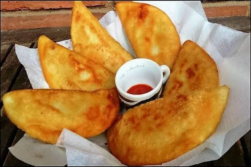 Empanada, 1. Pabellón Criollo, 2. Hallaca, 3. Arepa, 4. Cachapa, 5. Dulce de Leche, 6. Sopa de Mondongo, 7. Bollo Pelón, 8. Empanada, 9. Pan de Jamon, 10. Fosforera