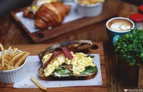 English Breakfast, 1. Egg Florentine, 2. Egg Bonavista, 3. Lemon Cheesecake, 4. Thai Beef Salad , 5. Beef Lucucus, 6. Ayam Rica-Rica, 7. Garlic Beef Baked Rice, 8. English Breakfast, 9. Steak Sandwich, 10. Beef Platter