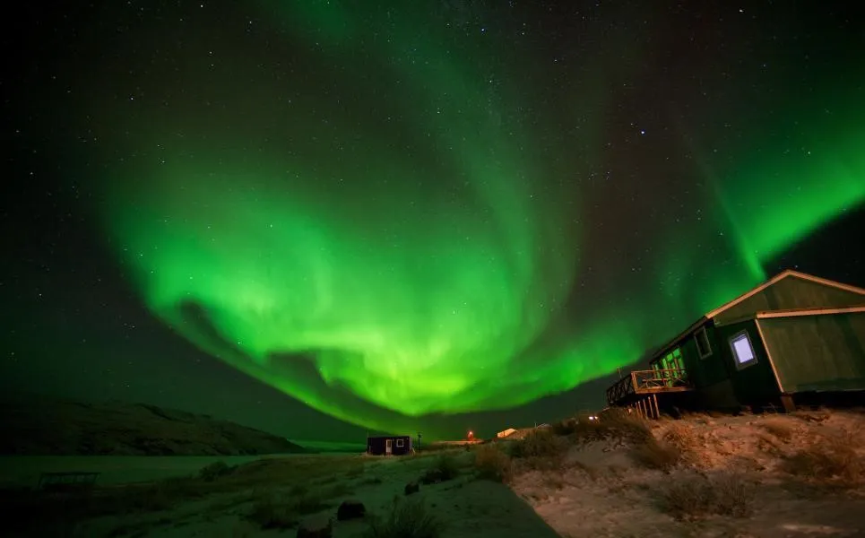 Jukkasjärvi, Swedia, 1. Svalbard, Norwegia, 2. Yellowknife, Kanada, 3. Tromsø, Norwegia, 4. Taman Nasional Voyageurs, Amerika Serikat, 5. Fairbanks, Alaska, 6. Lapland, Finlandia, 7. Jukkasjärvi, Swedia, 8. Orkney, Skotlandia, 9. Reykjavik, Islandia, 10. Kangerlussuaq, Greenland
