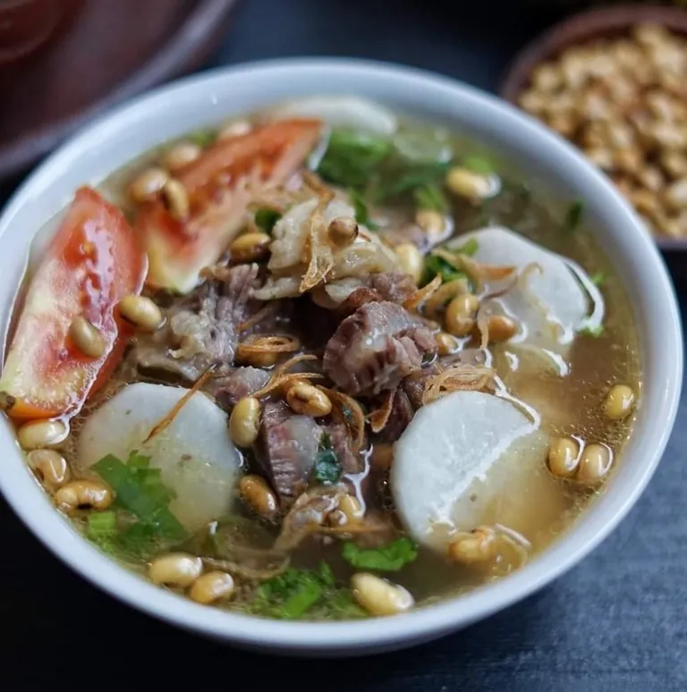 Kuah Bening, 1. Asam dan Pedas, 2. Kuah Bening, 3. Menggunakan Sayur Mentah , 4. Menggunakan Bahan Ikan, 5. Bahan Masakan Difermentasi, 6. Menggunakan Bahan Dasar Bawang dan Kunyit, 7. Dibungkus Daun Pisang, 8. Beragam Olahan Nasi, 9. Menggunakan Bahan/Bumbu Saus Kacang , 10. Memiliki Tekstur Kenyal dan Lembut