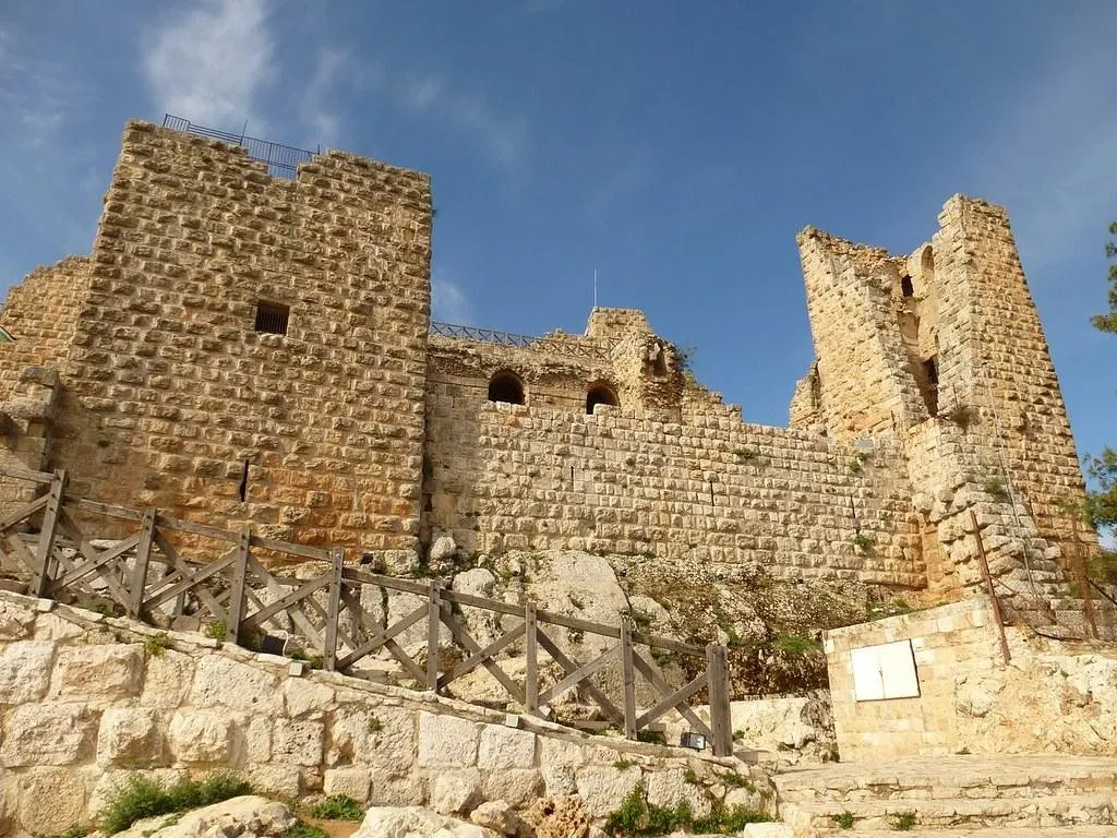Kastil Ajloun, 1. Petra, 2. Laut Mati, 3. Wadi Rum, 4. Reruntuhan Jerash, 5. Kastil Ajloun, 6. Umm Qais, 7. Cagar Alam Al Mujib, 8. Benteng Aqaba, 9. Wadi bin Hammad, 10. Qasr al-Abd