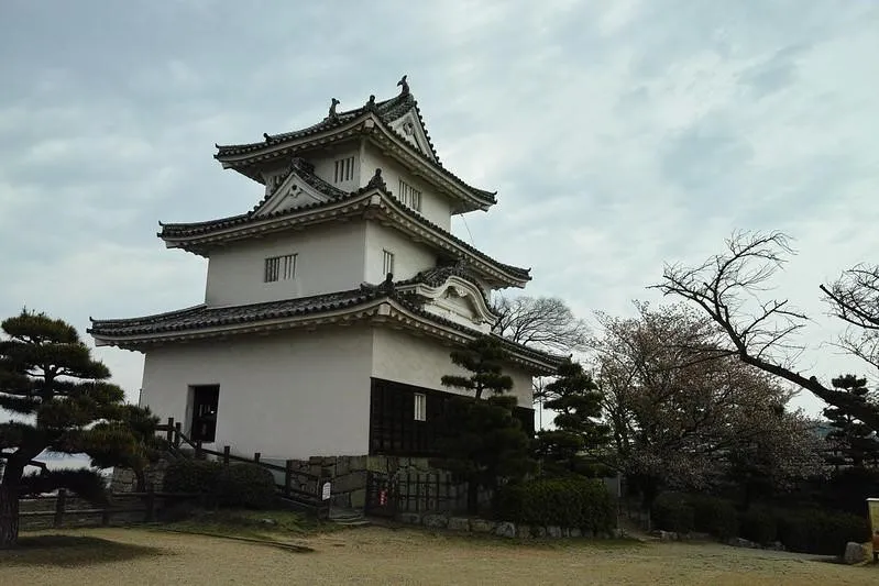 Kastil Marugame, 1. Kastil Himeji, 2. Kastil Matsumoto, 3. Kastil Marugame, 4. Kastil Nagoya, 5. Kastil Osaka, 6. Kastil Inuyama, 7. Kastil Hirosaki, 8. Kastil Kochi, 9. Kastil Matsue, 10. Kastil Hikone