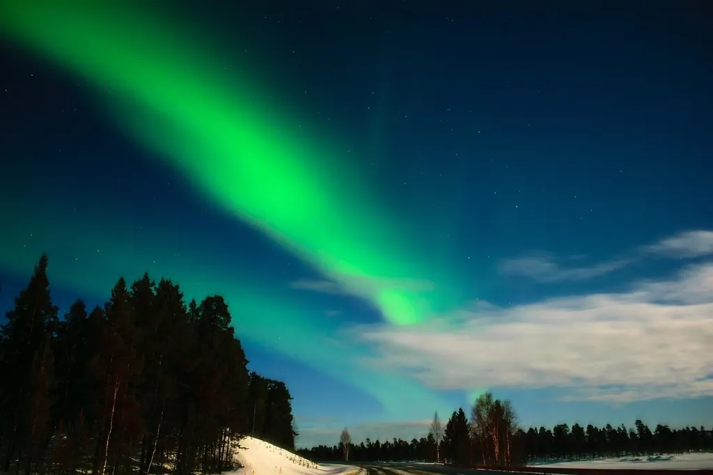 Lapland, Finlandia, 1. Svalbard, Norwegia, 2. Yellowknife, Kanada, 3. Tromsø, Norwegia, 4. Taman Nasional Voyageurs, Amerika Serikat, 5. Fairbanks, Alaska, 6. Lapland, Finlandia, 7. Jukkasjärvi, Swedia, 8. Orkney, Skotlandia, 9. Reykjavik, Islandia, 10. Kangerlussuaq, Greenland