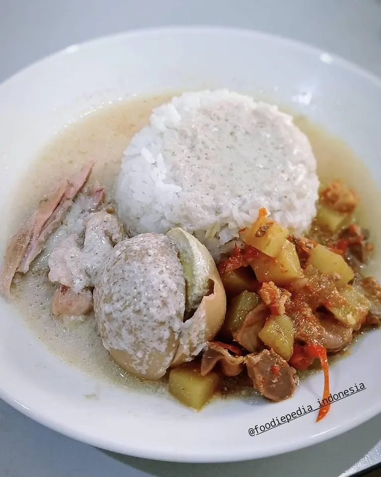 Lontong Opor, 1. Nasi Hainan Bebek, 2. Lontong Opor, 3. Nasi Langgi, 4. Nasi Beringin , 5. Soto Mie, 6. Nasi Bakmoy Ayam, 7. Asem-Asem Daun Kedongdong, 8. Mie Goreng Oriental, 9. Selat Solo, 10. Bebek Panggang