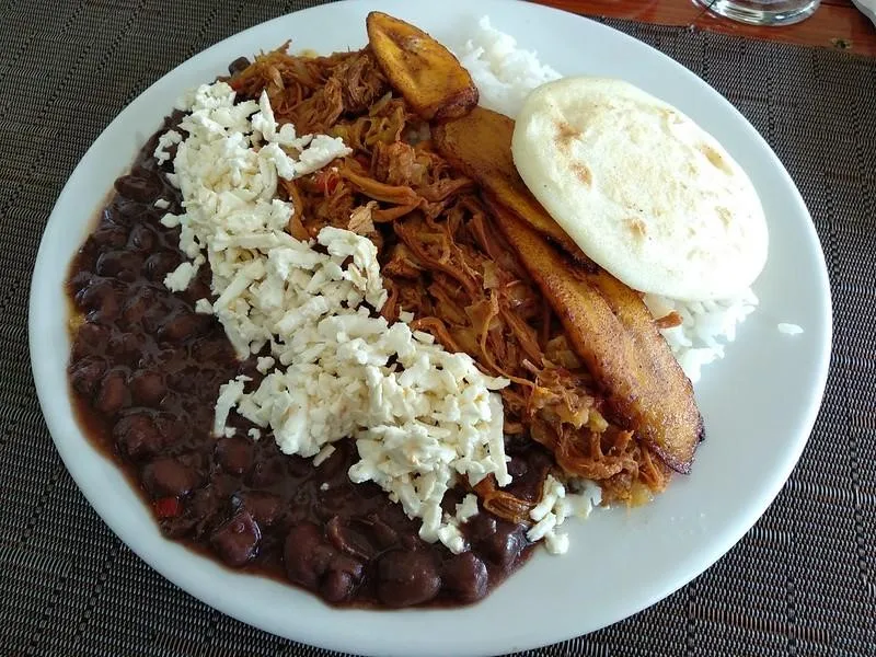 Pabellón Criollo, 1. Pabellón Criollo, 2. Hallaca, 3. Arepa, 4. Cachapa, 5. Dulce de Leche, 6. Sopa de Mondongo, 7. Bollo Pelón, 8. Empanada, 9. Pan de Jamon, 10. Fosforera