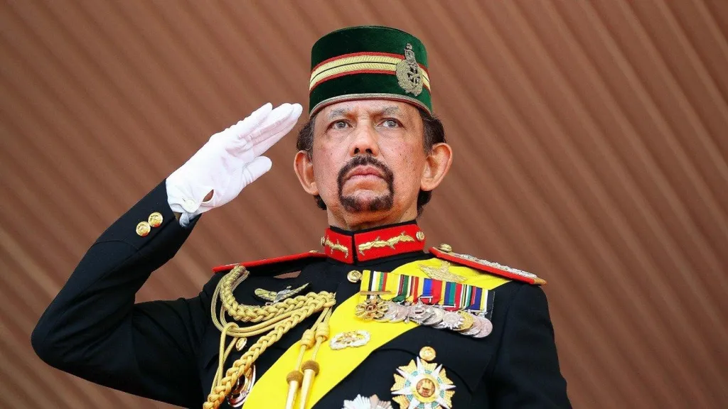 Pemimpin terlama di Asia, 1. Negara Terkaya di ASEAN, 2. Memberikan Jaminan Pendidikan dan Medis Gratis, 3. Pemimpin Terlama di Asia, 4. Melarang Penjualan Alkohol, 5. Memiliki Tingkat Obesitas yang Tinggi, 6. Memberlakukan Hukum Syariah , 7. Negara dengan Tingkat Kepemilikan Mobil Tertinggi di Dunia, 8. Penduduknya Fasih Bahasa Inggris , 9. Melepas Sepatu saat Bertamu, 10. Rokok Haram di Brunei