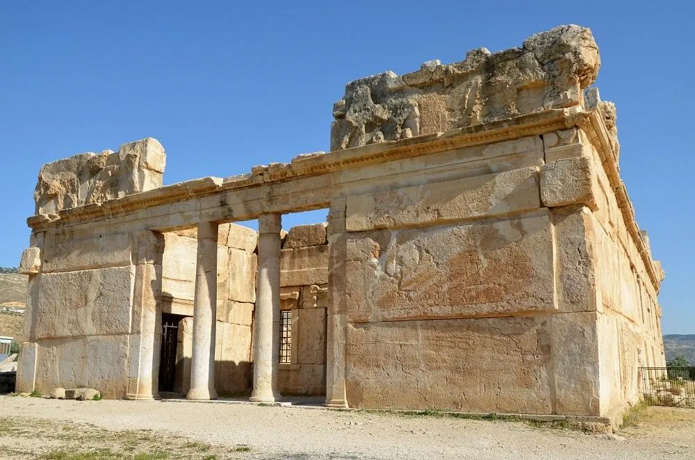 Qasr al-Abd, 1. Petra, 2. Laut Mati, 3. Wadi Rum, 4. Reruntuhan Jerash, 5. Kastil Ajloun, 6. Umm Qais, 7. Cagar Alam Al Mujib, 8. Benteng Aqaba, 9. Wadi bin Hammad, 10. Qasr al-Abd
