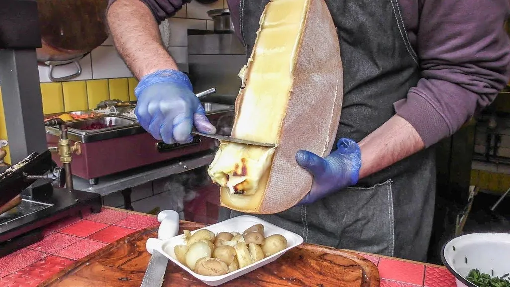 Raclette, 1. Fondue, 2. Cordon bleu, 3. Tartiflette, 4. Saffron Risotto, 5. Raclette, 6. Bircher Müesli, 7. Rösti, 8. Älplermagronen, 9. Malakoff, 10. Zürcher Geschnetzeltes