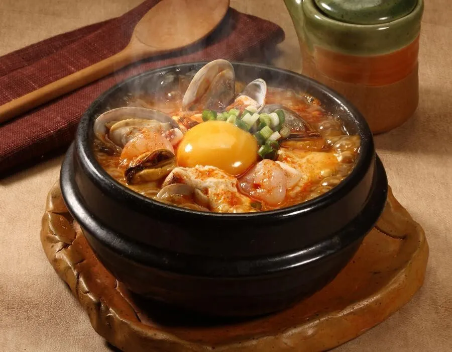 Sundubu Jjigae, 1. Kimchi Jjigae , 2. Kimchi, 3. Yangnyeom Galbi, 4. Sundubu Jjigae, 5. Bibim Naengmyeon, 6. Haemul Pajeon, 7. Chadol Doenjang Jjigae, 8. Woo Samgyeop, 9. Chicken Ganjang Barbecue , 10. Yesan Tteokgalbi