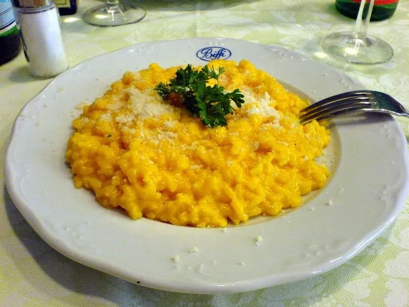 Saffron Risotto, 1. Fondue, 2. Cordon bleu, 3. Tartiflette, 4. Saffron Risotto, 5. Raclette, 6. Bircher Müesli, 7. Rösti, 8. Älplermagronen, 9. Malakoff, 10. Zürcher Geschnetzeltes