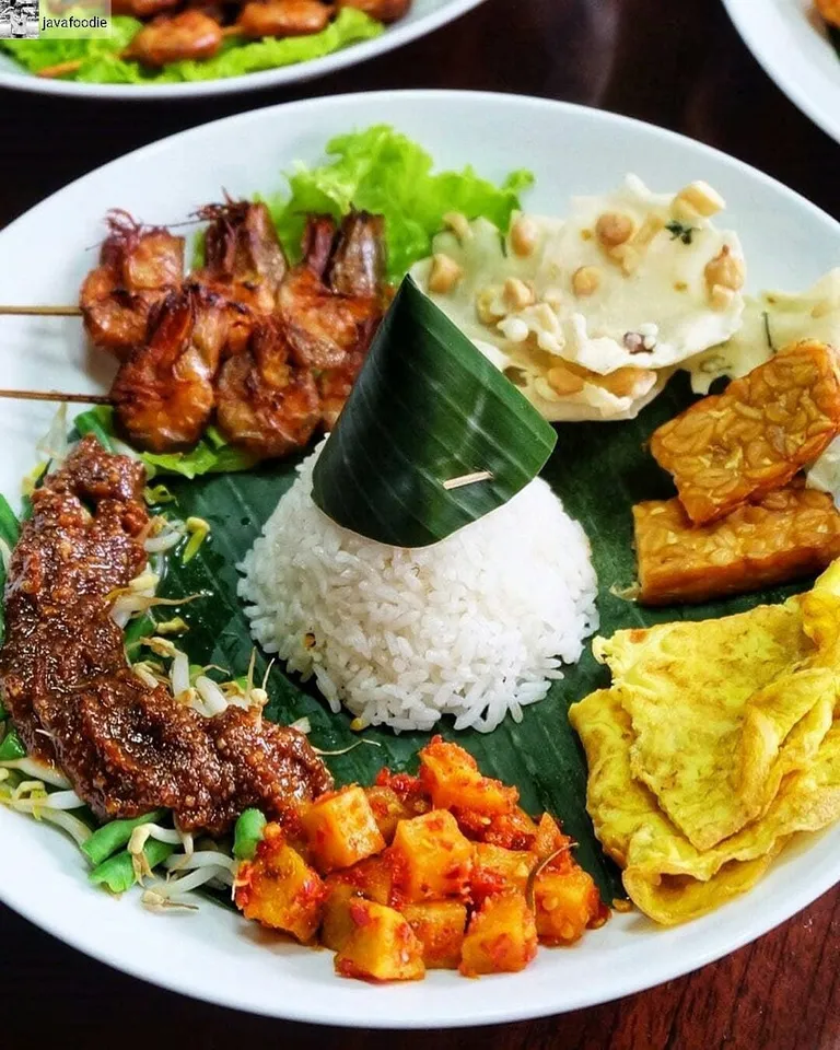 Tumpeng Nusantara, 1. Singapore Laksa Noodle, 2. Penang Fried Noodle, 3. Tumpeng Manado Woku Woku, 4. Nasi Tim, 5. Nasi Goreng Sapi Cabai Hijau, 6. Ubud Crispy Duck, 7. Grandma’s Porridge, 8. Nasi Bali, 9. Siomay, 10. Tumpeng Nusantara