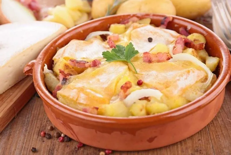 Tartiflette, 1. Fondue, 2. Cordon bleu, 3. Tartiflette, 4. Saffron Risotto, 5. Raclette, 6. Bircher Müesli, 7. Rösti, 8. Älplermagronen, 9. Malakoff, 10. Zürcher Geschnetzeltes