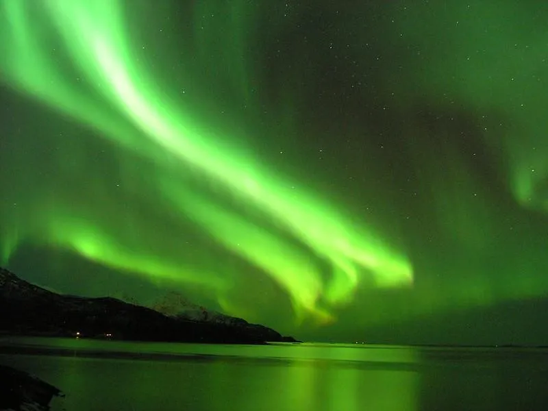Tromsø, Norwegia, 1. Svalbard, Norwegia, 2. Yellowknife, Kanada, 3. Tromsø, Norwegia, 4. Taman Nasional Voyageurs, Amerika Serikat, 5. Fairbanks, Alaska, 6. Lapland, Finlandia, 7. Jukkasjärvi, Swedia, 8. Orkney, Skotlandia, 9. Reykjavik, Islandia, 10. Kangerlussuaq, Greenland