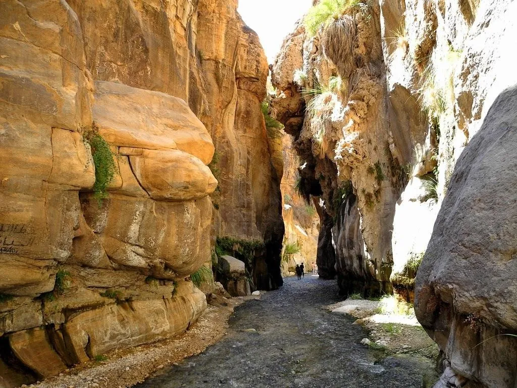 Wadi bin Hammad, 1. Petra, 2. Laut Mati, 3. Wadi Rum, 4. Reruntuhan Jerash, 5. Kastil Ajloun, 6. Umm Qais, 7. Cagar Alam Al Mujib, 8. Benteng Aqaba, 9. Wadi bin Hammad, 10. Qasr al-Abd