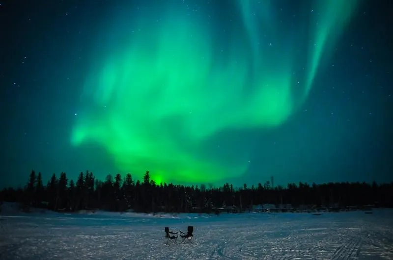 Yellowknife, Kanada, 1. Svalbard, Norwegia, 2. Yellowknife, Kanada, 3. Tromsø, Norwegia, 4. Taman Nasional Voyageurs, Amerika Serikat, 5. Fairbanks, Alaska, 6. Lapland, Finlandia, 7. Jukkasjärvi, Swedia, 8. Orkney, Skotlandia, 9. Reykjavik, Islandia, 10. Kangerlussuaq, Greenland