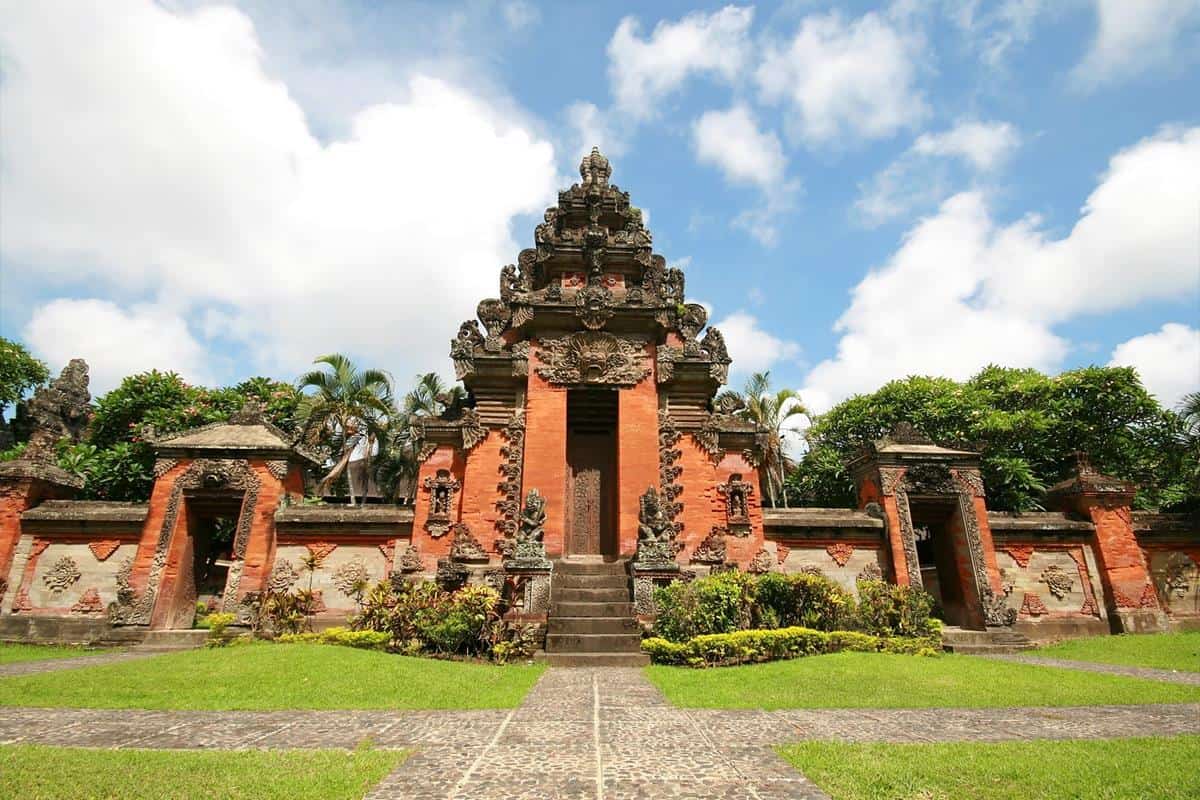Museum Bali, 1. Pura Besakih, 2. Museum Bali, 3. The Soekarno Centre, 4. Pura Tanah Lot, 5. Tirta Gangga, 6. Museum Blanco Renaissance, 7. Pura Luhur Uluwatu, 8. Puri Saren Agung, 9. Taman Ujung Karangasem, 10. Monumen Puputan Klungkung