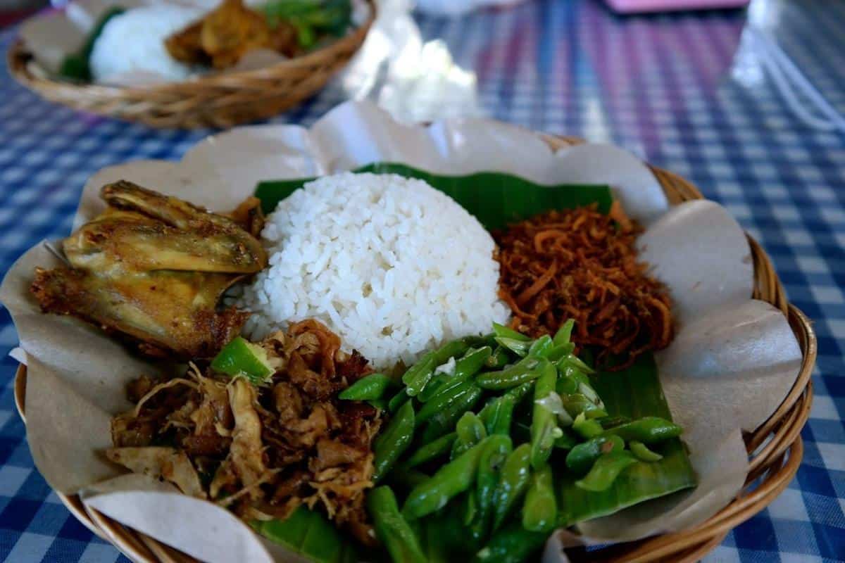 Makanan Takkan Membuat Kantong Bolong, 1. Gunakan Transportasi Darat, 2. Gunakan Transportasi Laut, 3. Manfaatkan Tiket Promo, 4. Menginap di Hostel, 5. Menginap di Rumah Singgah, 6. Makanan Takkan Membuat Kantong Bolong, 7. Sewa Kendaraan