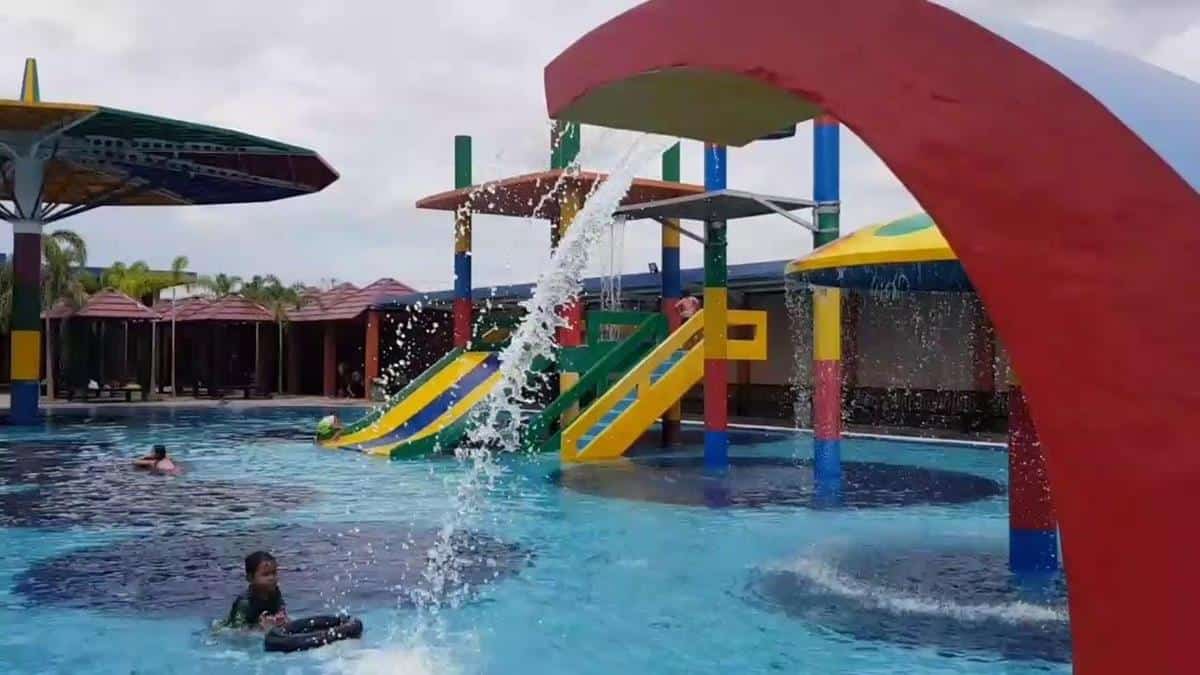 Malindo Swimming Pool, 1. Dynasty Water World, 2. Wisata Bajak Laut Masangan, 3. Kolam Renang Sambipondok, 4. Bukit Awan Water Park, 5. Kolam Renang Surya Water Boom, 6. Kolam Renang Tirta Agung, 7. Water Park Ladiva, 8. Kolam Renang Petrokimia, 9. Malindo Swimming Pool, 10. Violetta Health &amp; Beuty Center