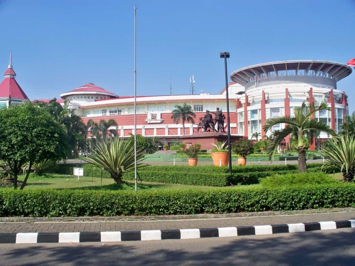 Mall Cijantung, 1. Mall Lippo Plaza Kramat Jati, 2. Mall Tamini Square, 3. Mall Bassura City, 4. Mall Cipinang Indah, 5. Mall Cibubur Junction, 6. Mall Cijantung, 7. AEON Mall Jakarta Garden City, 8. Mall Cibubur Square, 9. Mall Pusat Grosir Cililitan