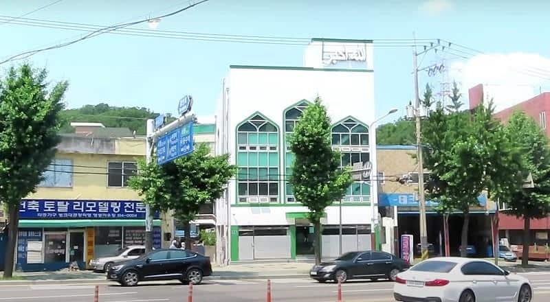 Masjid Bupyeong, 1. Masjid Seoul Central, 2. Masjid Busan, 3. Masjid Paju, 4. Masjid Bupyeong, 5. Masjid Ansan (Masjid Sirothol Mustaqim), 6. Masjid Gwangju, 7. Masjid Jeonju (Masjid Abu Bakar Al Siddiq), 8. Masjid Sayyidina Bilal Changwon