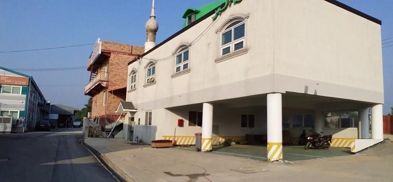 Masjid Paju, 1. Masjid Seoul Central, 2. Masjid Busan, 3. Masjid Paju, 4. Masjid Bupyeong, 5. Masjid Ansan (Masjid Sirothol Mustaqim), 6. Masjid Gwangju, 7. Masjid Jeonju (Masjid Abu Bakar Al Siddiq), 8. Masjid Sayyidina Bilal Changwon