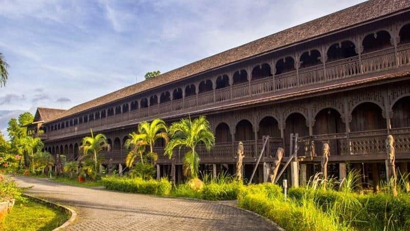 Material Rumah , 1. Ukuran Rumah , 2. Material Rumah , 3. Dekorasi Rumah yang Sarat Akan Nilai Filosofis, 4. Simbol Gotong Royong dan Kerukunan, 5. Simbol Naga di Atap Rumah, 6. Rumah Sekaligus Objek Wisata