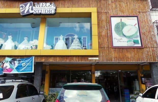 Mega Rasa Oleh-Oleh Khas Pekanbaru, 1. Batik Riau Malai, 2. Silungkang Art Centre, 3. Pasar Bawah Pekanbaru, 4. Insyira Oleh-Oleh Pekanbaru, 5. Mega Rasa Oleh-Oleh Khas Pekanbaru, 6. Kembang Sari Simpang Tiga, 7. Nadhira Napoleon Pekanbaru, 8. Rumah Kue Viera