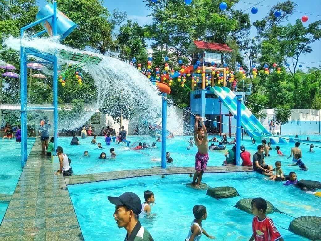Melta Waterland, 1. Gumul Paradise, 2. Kolam Renang Goa Selomangkleng, 3. Kolam Renang Surowono, 4. Melta Waterland, 5. Kediri Waterpark, 6. Kolam Renang Tirtoyoso, 7. Sumber Ngadiloyo, 8. Kolam Renang Eco Park, 9. Kolam Renang Tirta Indah, 10. Kolam Renang Ngeletih