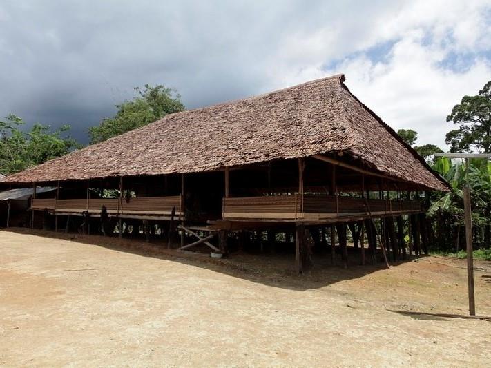 Menggunakan Model Rumah Panggung, Letak Permukiman Suku Huaulu, Keunikan Rumah Adat Baileo, 5. Dekorasi Penuh Arti, 6. Jumlah Tiang dan Batu Pamali