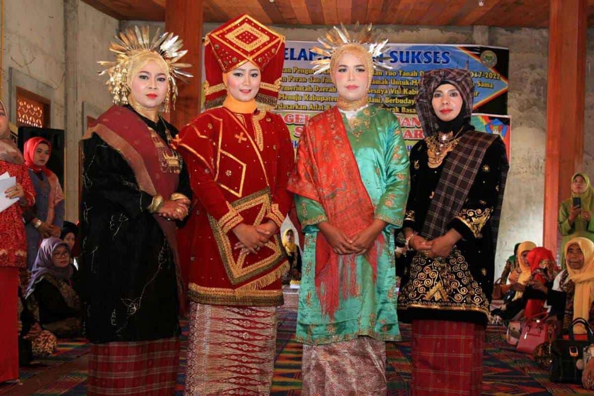 Minsie, Makna Dibalik Kata Limpapeh, Bagian-Bagian Pakaian Adat Padang, Bagian Pakaian Adat Wanita Padang, Bagian Pakaian Adat Laki-Laki Padang