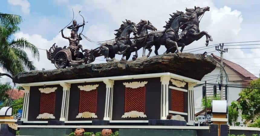 Monumen Arjuna Wiwaha, 1. Heritage Trainz Loco Tour, 2. Taman Seribu Lampu, 3. Monumen Arjuna Wiwaha, 4. Grojogan Bengawan Solo, 5. Keraton Jipang, 6. MC Edupark, 7. Situs Wurawari Ngloram, 8. Kilometer 0 Cepu, 9. Taman Aryo Jipang, 10. Taman Tuk Buntung