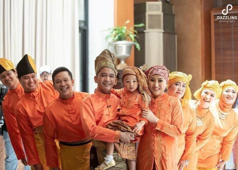 Nilai Filosofis pada Pakaian Adat Jambi, 1. Telukuk, 2. Teratai Dada, 3. Kalung Panjang, 4. Gelang , 5. Cincin , 1. Lacak, 2. Keris, 3. Gelang, 4. Ikat Pinggang