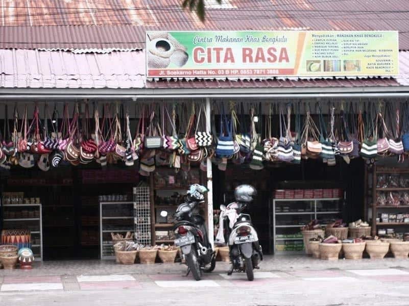 Oleh-Oleh Bengkulu Citra Rasa Rossy, 1. Toko Sari Rasa, 2. Oleh-Oleh Bengkulu Citra Rasa Rossy, 3. Krupuk Tuiri, 4. Toko Bougenville Rawa Makmur, 5. Griya Tin Batik Besurek Bengkulu, 6. Mall Mini UMKM Oodalu, 7. Dongadang Bengkulu