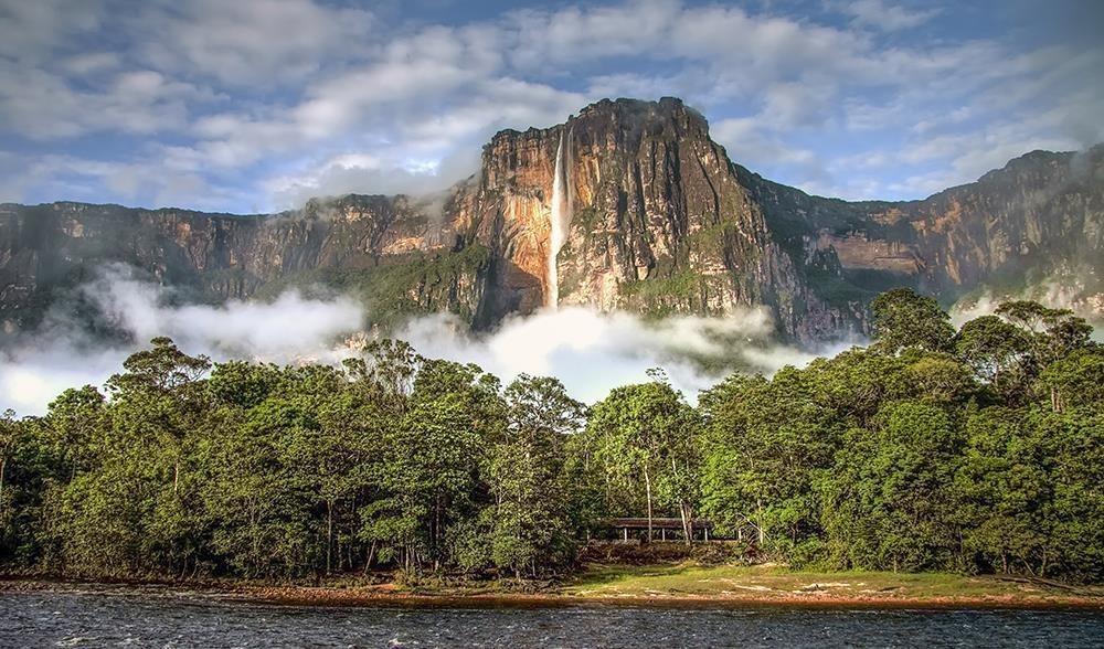 Angels Falls, 1. Slackline Lembah Yosemiate – Amerika, 2. Skydiving Gunung Himalaya – Nepal, 3. Table Mountain, 4. Ombak Teahupoo, 5. Angels Falls, 6. CN Tower Edge Walking, 7. Oymyakon, 8. Gua Krubera, 9. Sandboarding Cerro Negro, 10. Kuburan Trunyan