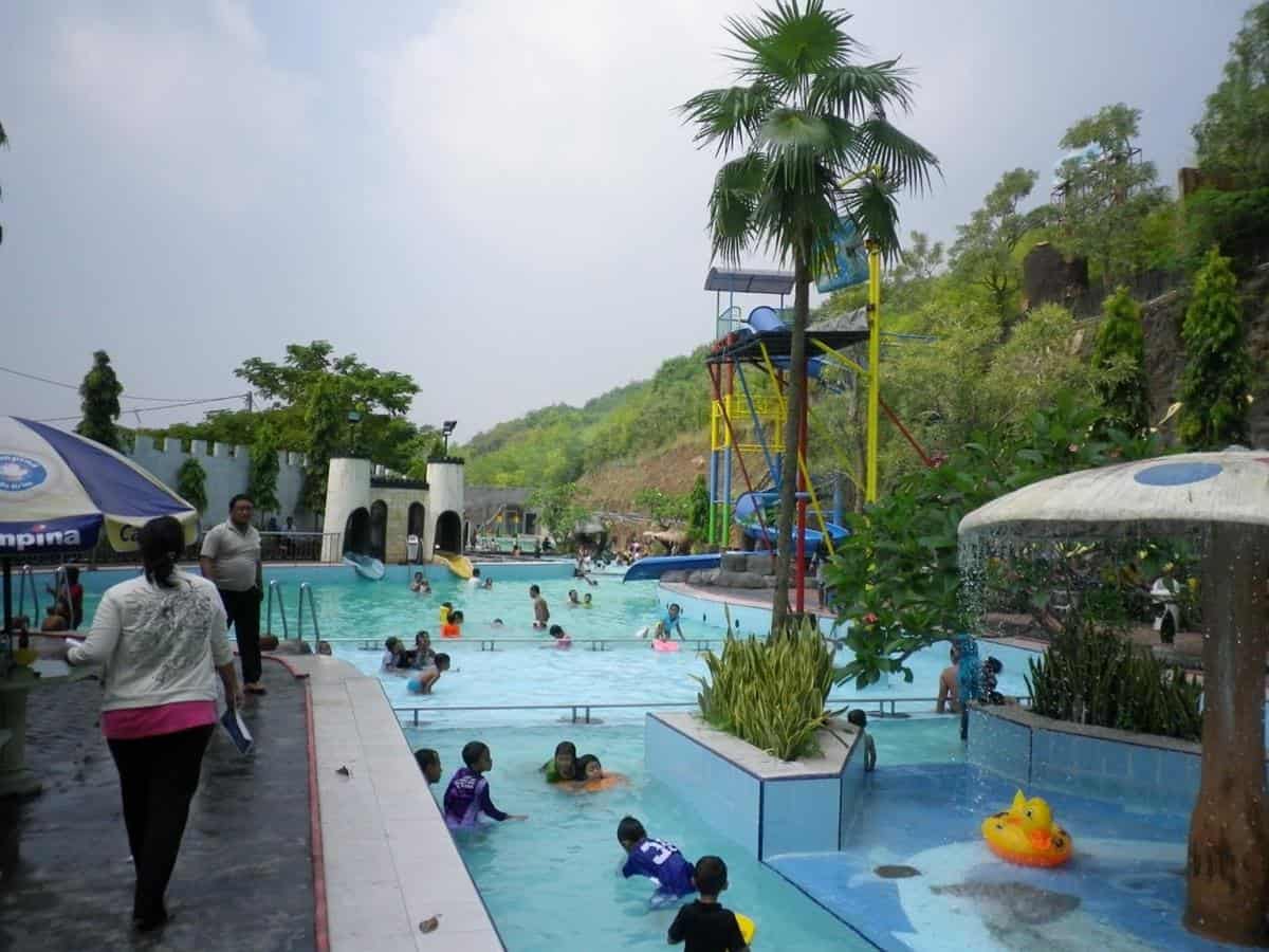 Bukit Awan Water Park, 1. Dynasty Water World, 2. Wisata Bajak Laut Masangan, 3. Kolam Renang Sambipondok, 4. Bukit Awan Water Park, 5. Kolam Renang Surya Water Boom, 6. Kolam Renang Tirta Agung, 7. Water Park Ladiva, 8. Kolam Renang Petrokimia, 9. Malindo Swimming Pool, 10. Violetta Health &amp; Beuty Center