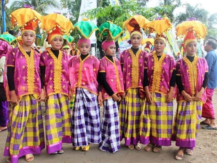 Baju Adat Sumbawa Untuk Perempuan, Ragam Kebudayaan Sumbawa , Bagian-Bagian Baju Adat Sumbawa, Baju Adat Sumbawa Untuk Perempuan, Baju Adat Pengantin Sumbawa Untuk Laki-laki , Baju Adat Pengantin Perempuan Sumbawa 