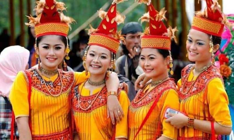 Baju Pokko, 1. Baju Pokko, 2. Sepa Tallung, 3. Baju Tutu, 4. Baju Bodo, 5. Baju Adat Pattuqduq Towaine