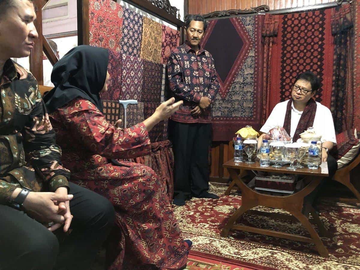 Batik Jambi Azmiah, 1. Temphoyac Jambi , 2. Pusat Oleh - Oleh &amp; Souvenir Khas Jambi , 3. Kerinci Merch, 4. Jakoz Pabrik Oleh-oleh Jambi, 5. Oleh-Oleh Pak Dj Khas Jambi, 6. Sentra Oleh-Oleh Jambi, 7. Dolen Oleh-Oleh &amp; Masakan Khas Jambi, 8. Moro Bootwear (Gudang Sepatu Jambi), 9. Batik Jambi Azmiah, 10. Batik Jambi Cempaka Putih