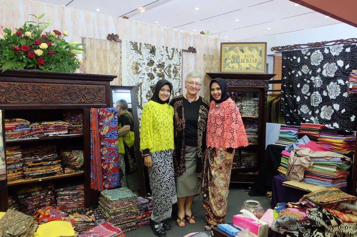 Batik Komar, 1. Danar Hadi, 2. Batik Komar, 3. PD Manon Jaya , 4. Hasan Batik , 5. Wonderful Galeri Batik &amp; Bordir , 6. Toko Batik Keris , 7. Toko Batik Kristin, 8. Toko Batik Solo , 9. Rumah Batik Cipaku , 10. Dekarnasda Jabar
