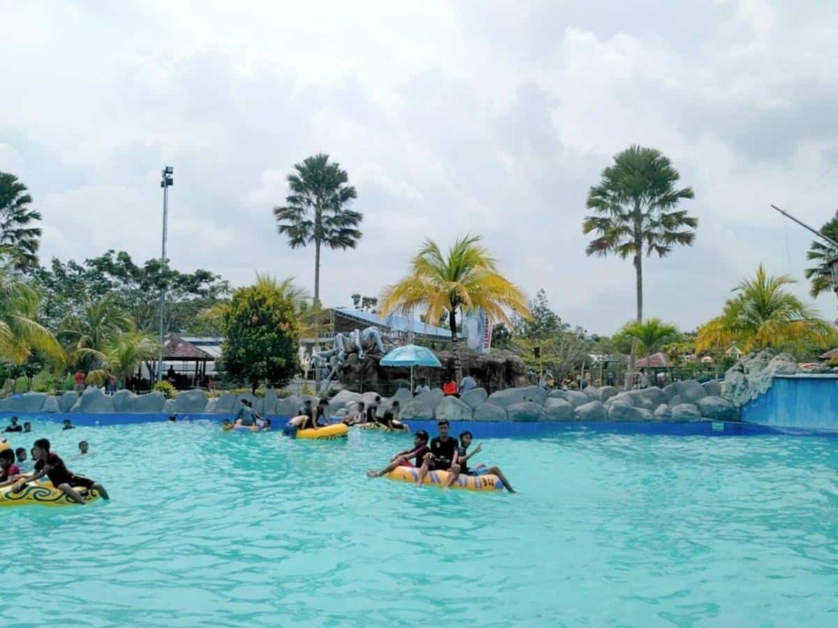 Boombara Waterpark , 1. Kolam Renang Zavfasza, 2. Citraland Waterpark Pekanbaru, 3. Kolam Renang Grand Elite Pekanbaru , 4. Sentosa Swimming Pool &amp; Waterboom, 5. Kolam Renang Pelangi Darma, 6. Labersa Water and Theme Park, 7. Kolam Renang Defa, 8. Boombara Waterpark , 9. Waterpark Kuantan Regency, 10. Kolam Renang Hotel Grand Zuri Pekanbaru