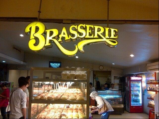Brasserie Bakery, 1. My Bakery Palembang, 2. The Harvest Cakes, 3. Natalie Bakery, 4. New Hollando Bakery Plaju, 5. Brasserie Bakery, 6. French Bakery & Bistro, 7. Kue Cahaya Baru, 8. Rasanova Cheese Cake, 9. MamMee Bakery, 10. Bella Cakes