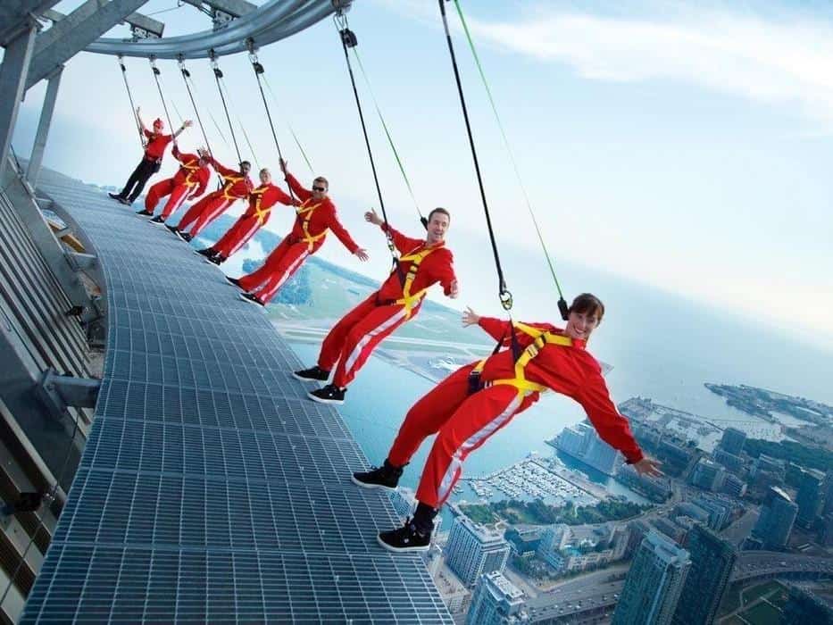 CN Tower Edge Walking, 1. Slackline Lembah Yosemiate – Amerika, 2. Skydiving Gunung Himalaya – Nepal, 3. Table Mountain, 4. Ombak Teahupoo, 5. Angels Falls, 6. CN Tower Edge Walking, 7. Oymyakon, 8. Gua Krubera, 9. Sandboarding Cerro Negro, 10. Kuburan Trunyan